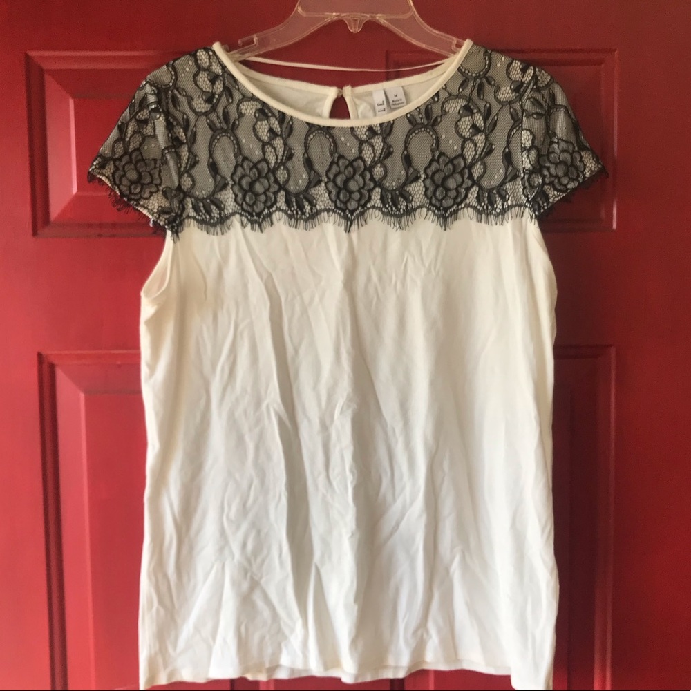 Elle Fitted Tee with Lace Shoulders, size Medium